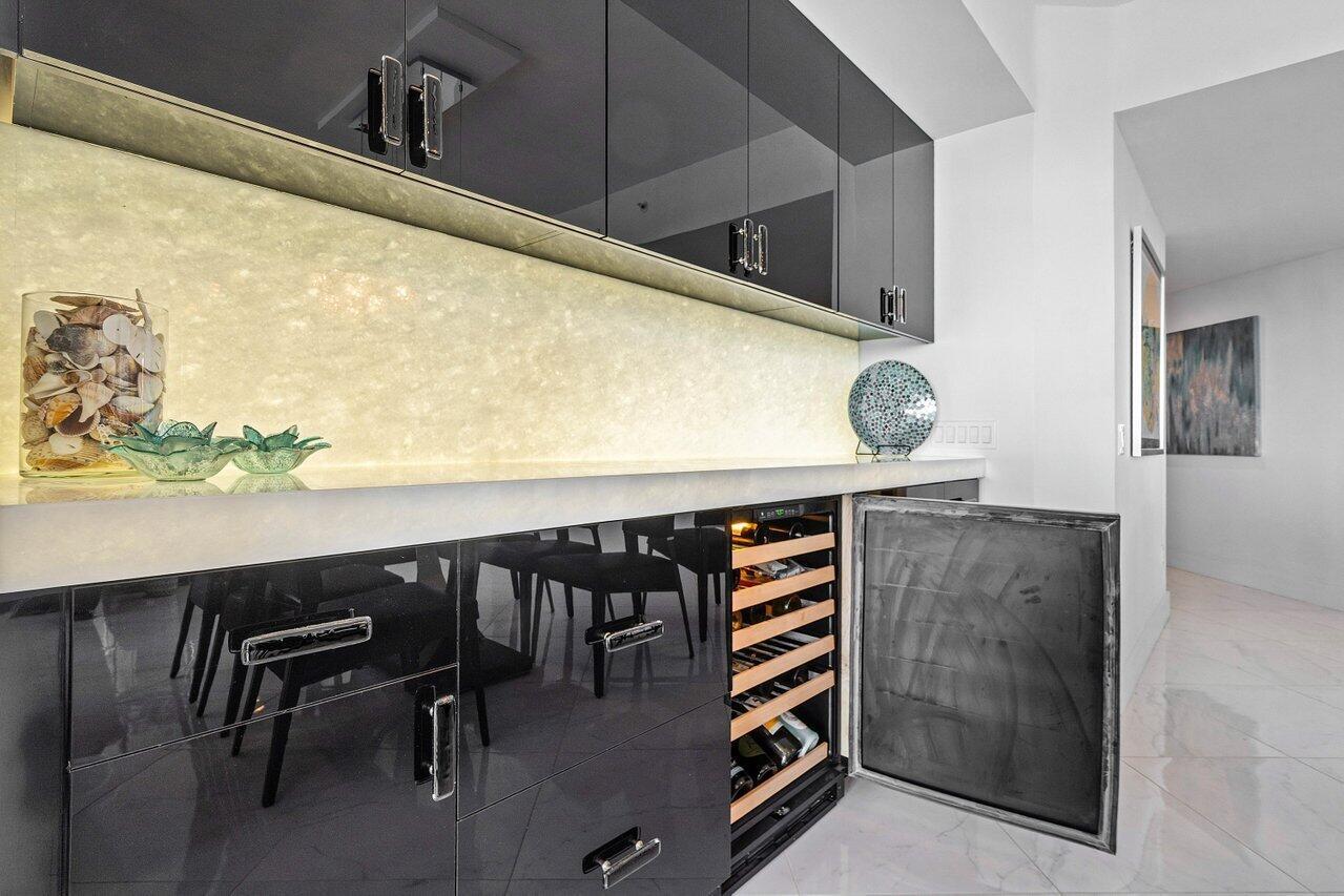 2640 Lake Shr Dr #2307 Riviera Beach, FL 33404