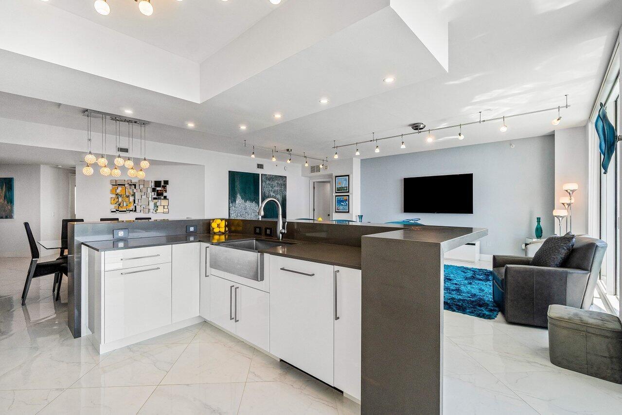 2640 Lake Shr Dr #2307 Riviera Beach, FL 33404