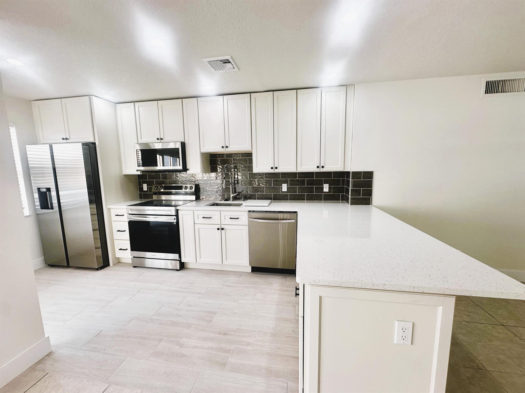19 Colonial Clb Dr #203