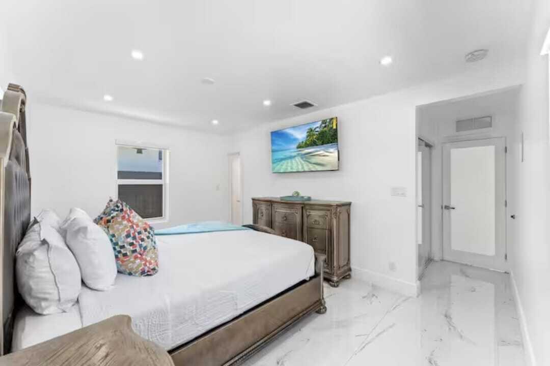 1713 NE Ne 7th Ter Fort Lauderdale, FL 33305