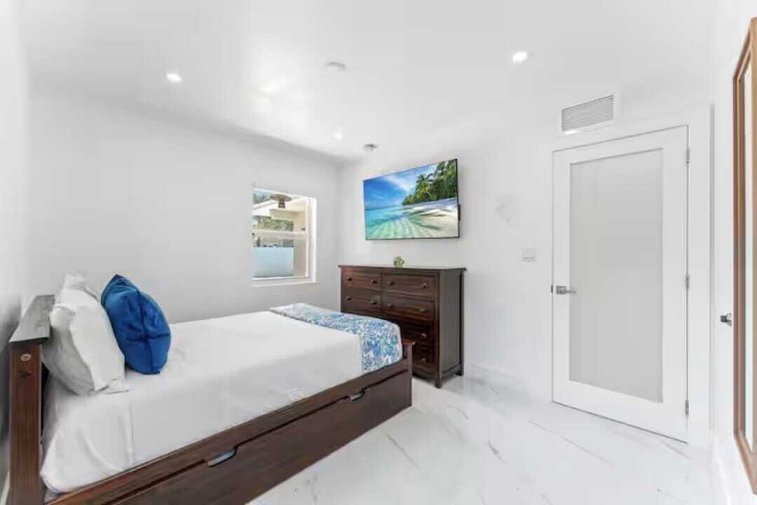 1713 NE Ne 7th Ter Fort Lauderdale, FL 33305