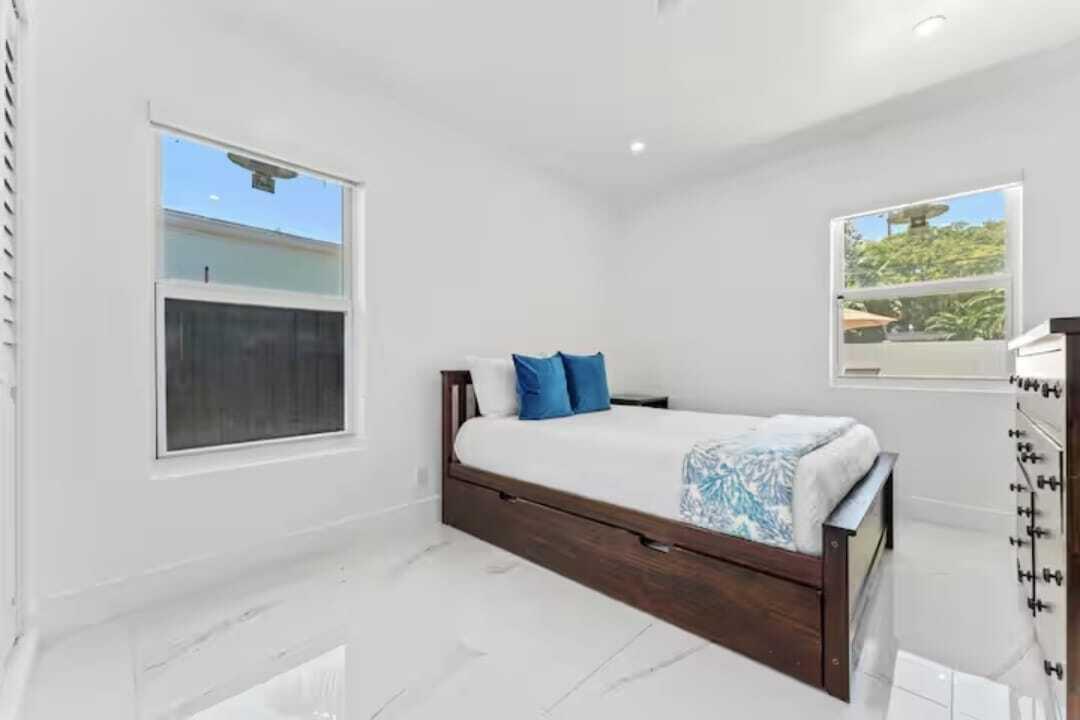 1713 NE Ne 7th Ter Fort Lauderdale, FL 33305