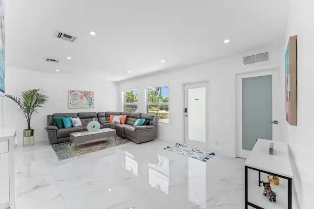 1713 NE Ne 7th Ter Fort Lauderdale, FL 33305