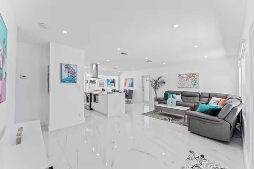 1713 NE Ne 7th Ter Fort Lauderdale, FL 33305