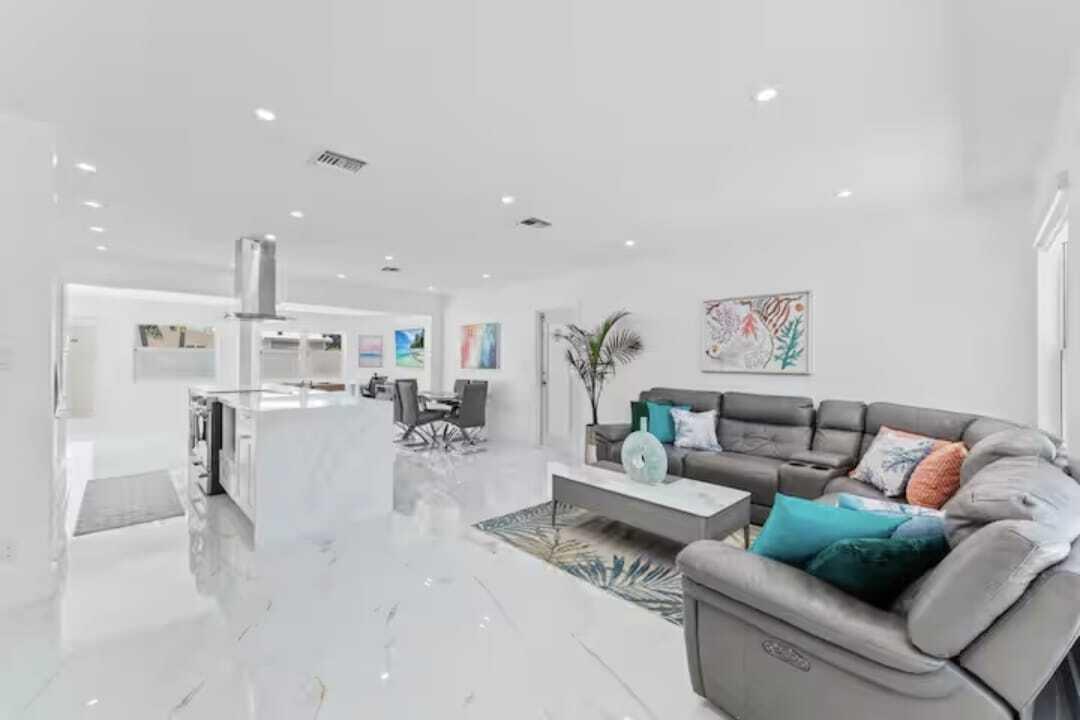 1713 NE Ne 7th Ter Fort Lauderdale, FL 33305