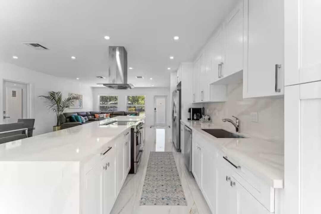 1713 NE Ne 7th Ter Fort Lauderdale, FL 33305