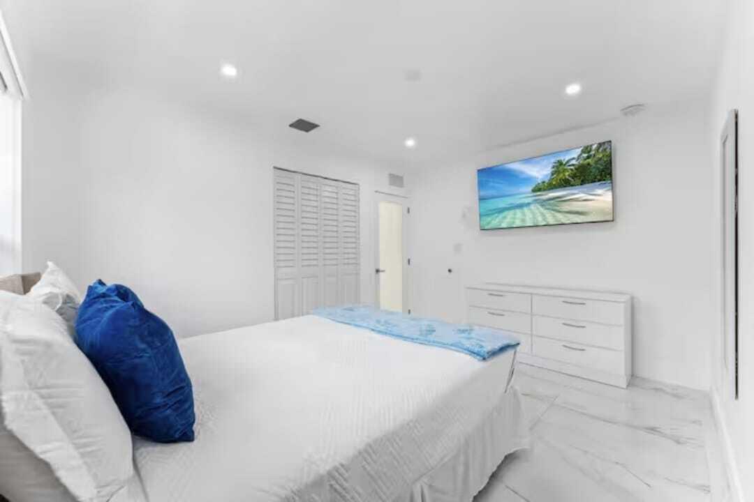 1713 NE Ne 7th Ter Fort Lauderdale, FL 33305