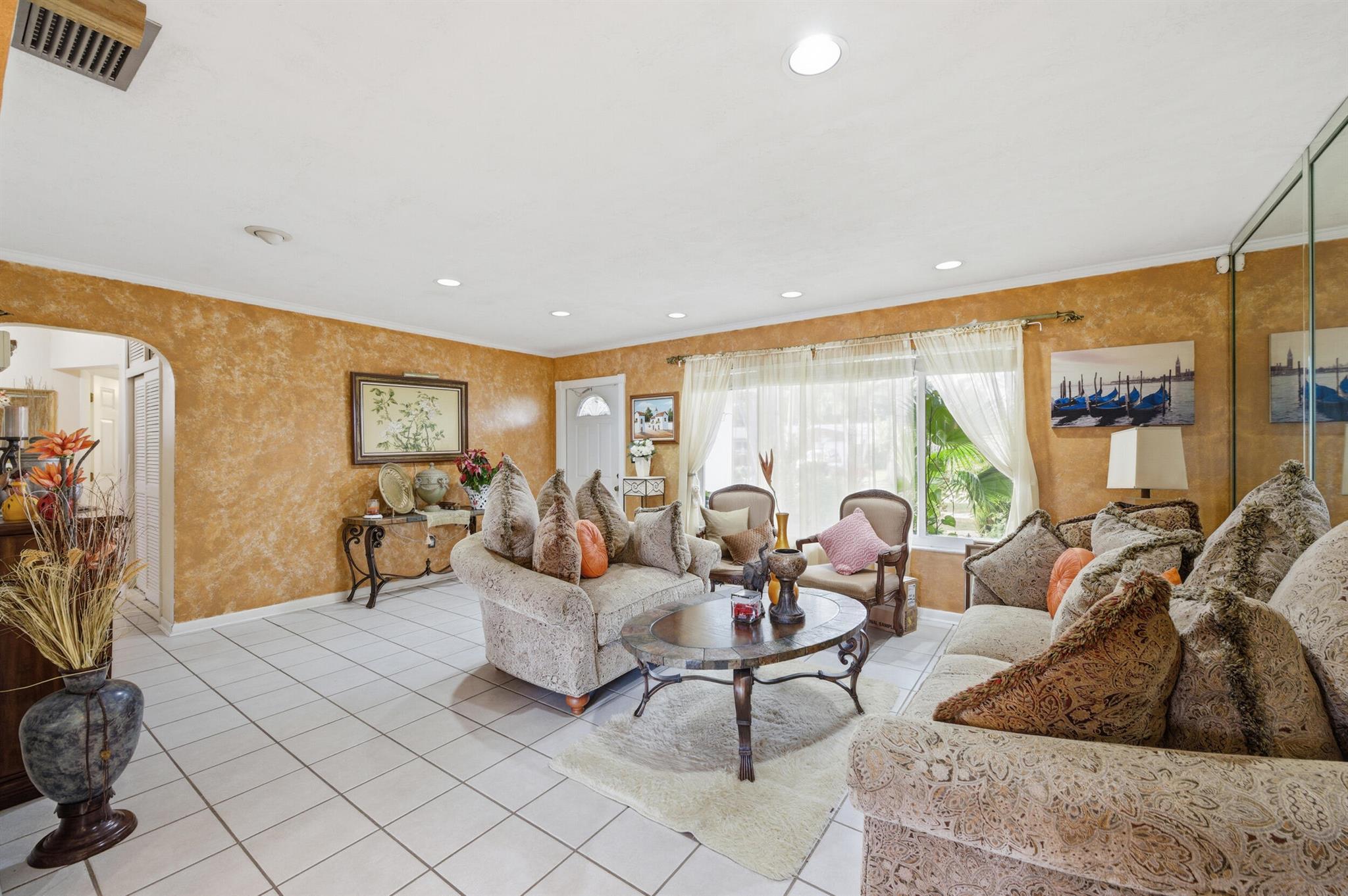 1811 NW 119th Ave Pembroke Pines, FL 33026