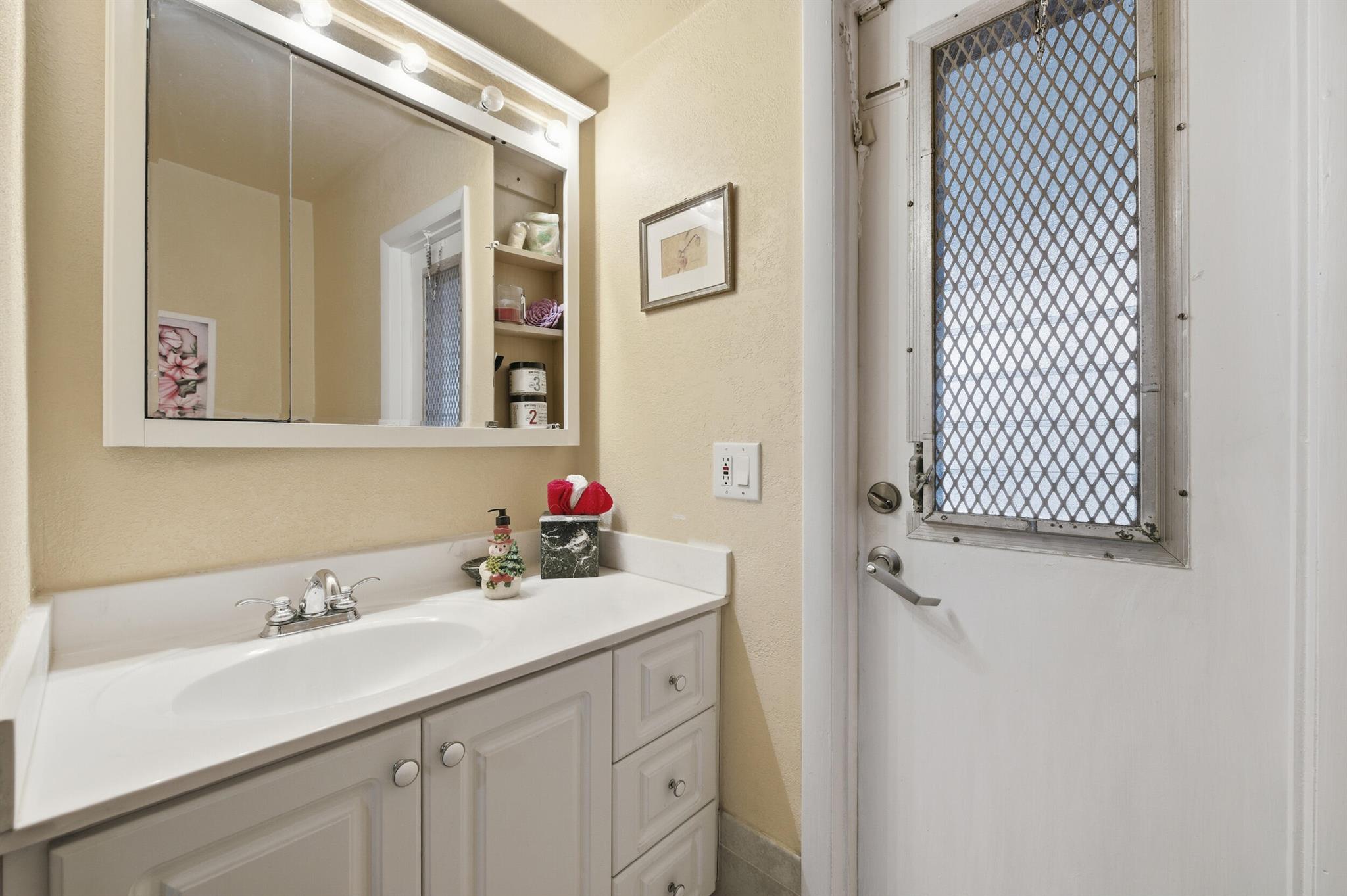 1811 NW 119th Ave Pembroke Pines, FL 33026