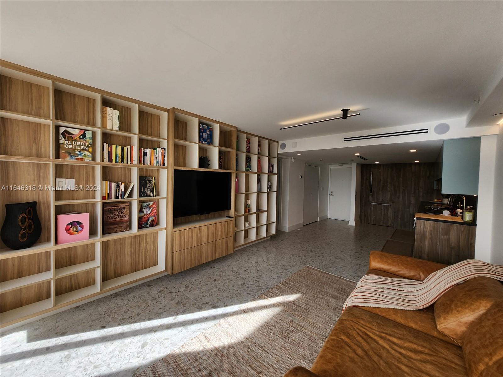 2555 Collins Ave #306