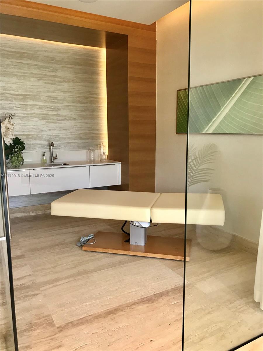 16385 Biscayne Blvd Unit 1902th North Miami Beach, FL 33160