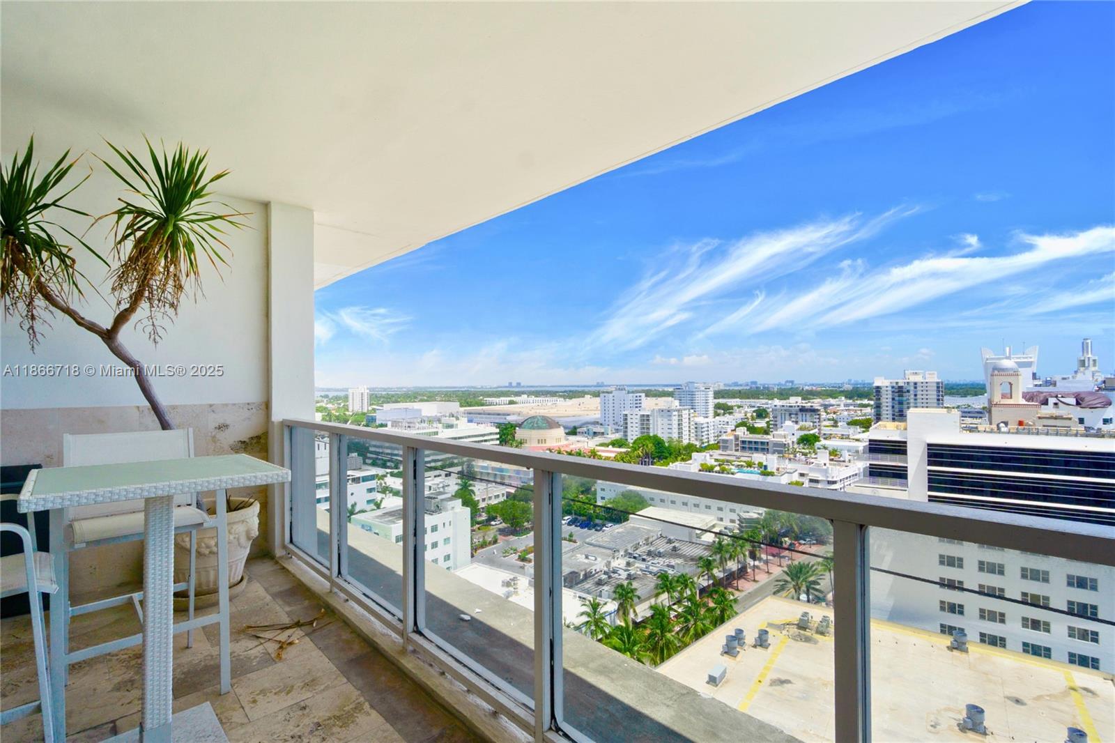 image The Decoplage Condo24