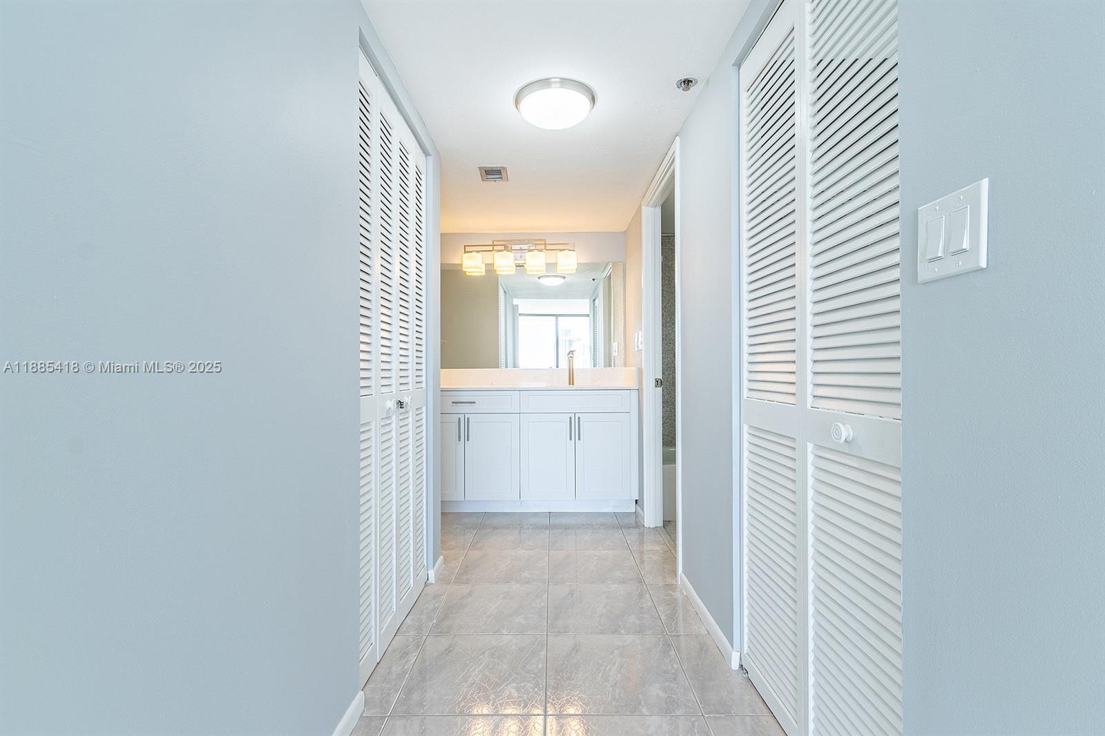 image Winston Towers 600 Condo14