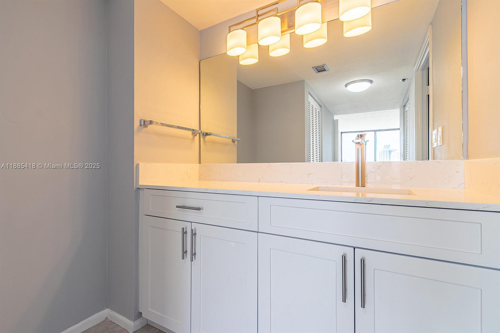 image Winston Towers 600 Condo17