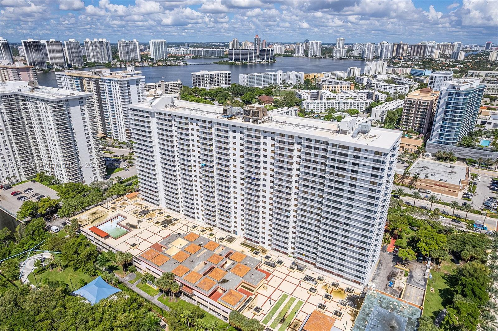 image Winston Towers 600 Condo25