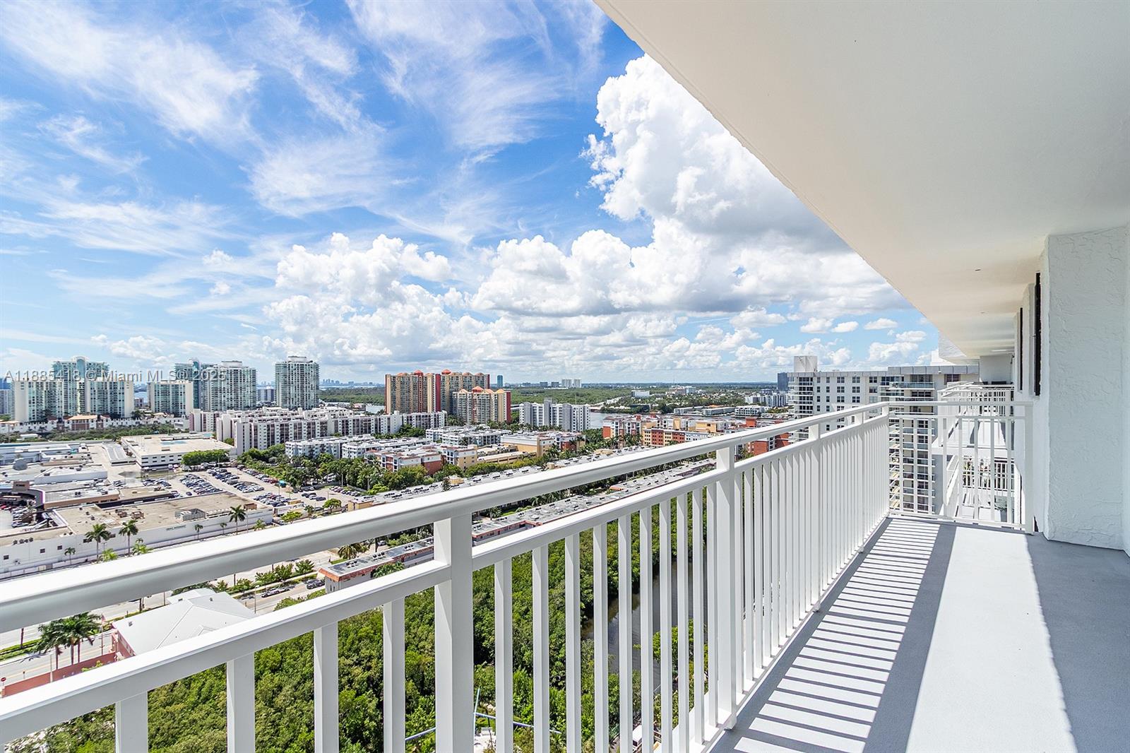 image Winston Towers 600 Condo3