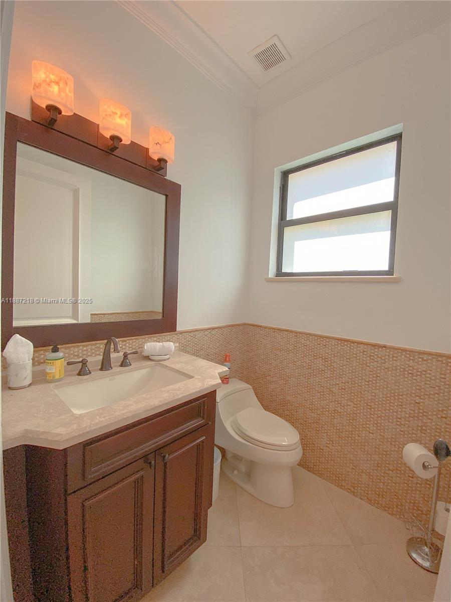 2561 Trapp Ave Miami, FL 33133