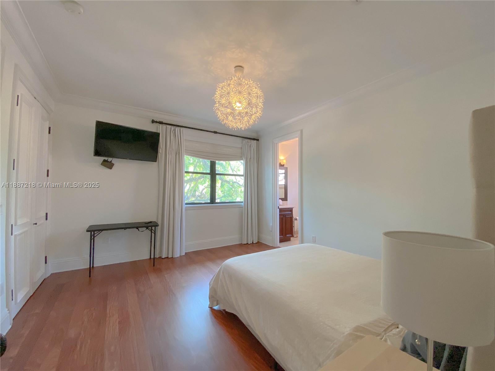 2561 Trapp Ave Miami, FL 33133