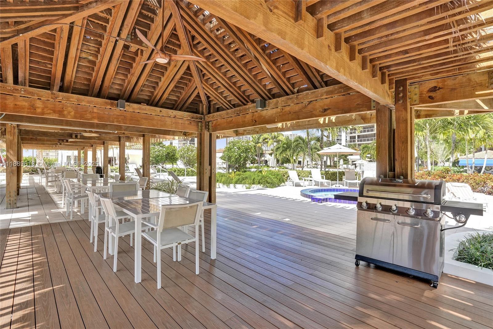 image Hamptons West33