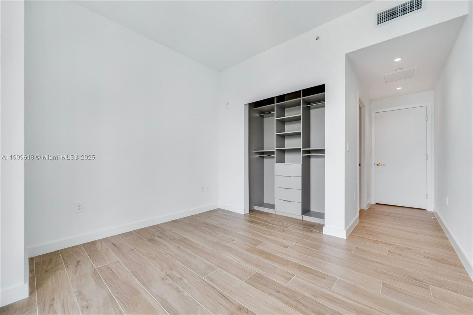 2678 Tigertail Ave #1501 Miami, FL 33133