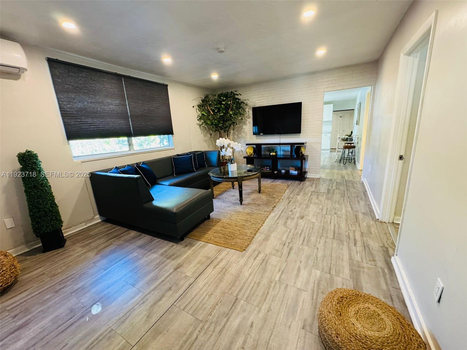 2205 Roosevelt St #4