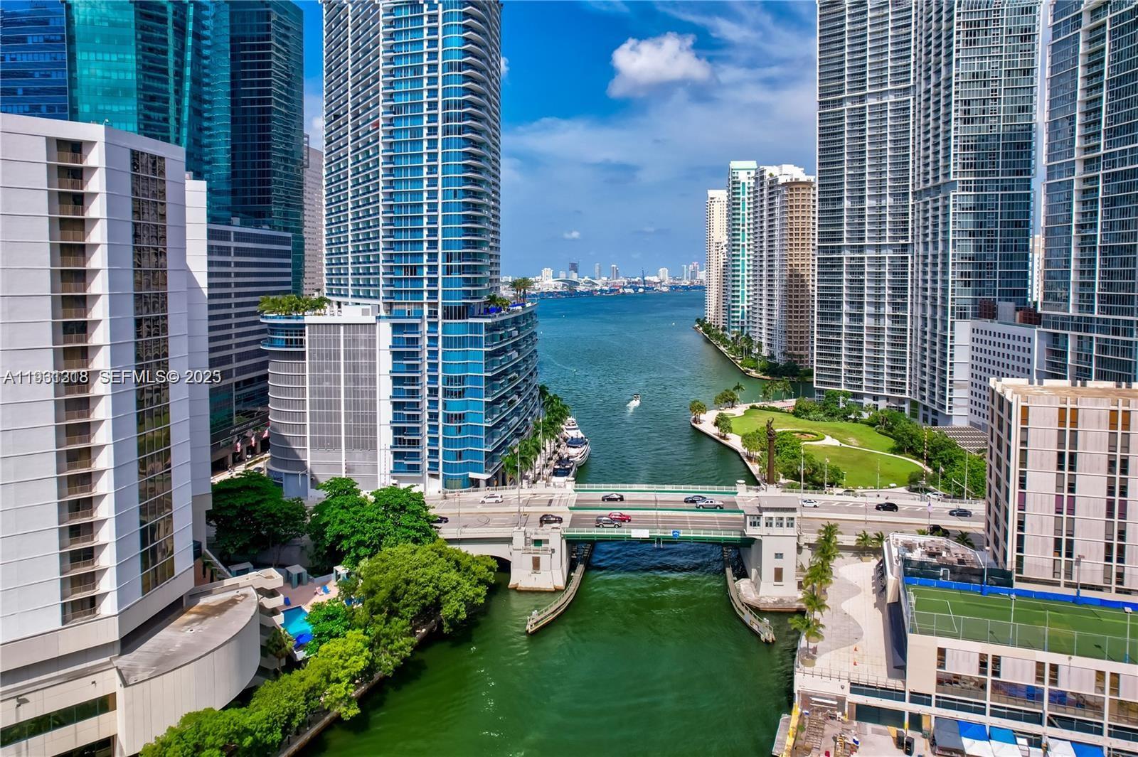 image Brickell on the River North31