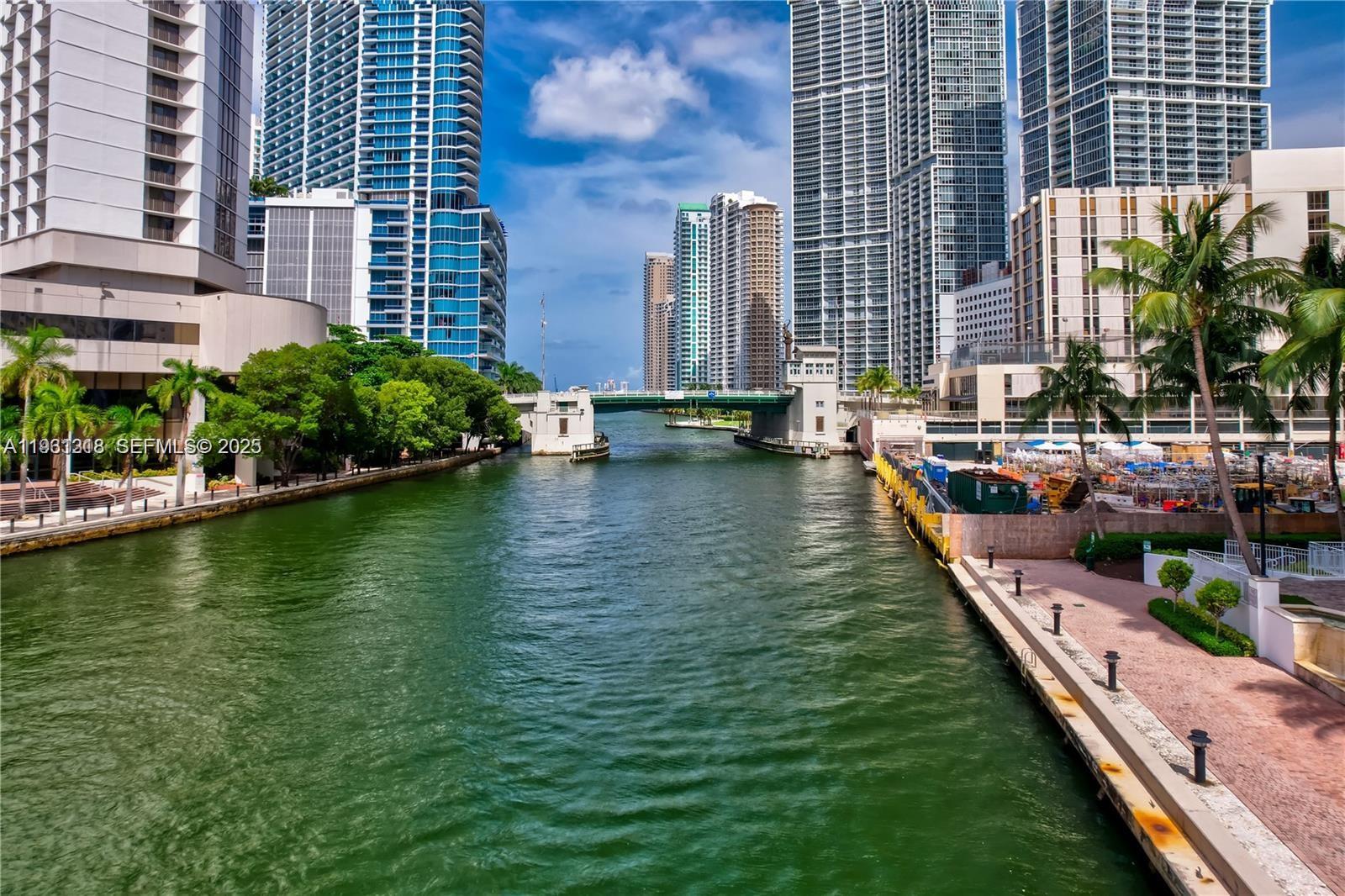 image Brickell on the River North35