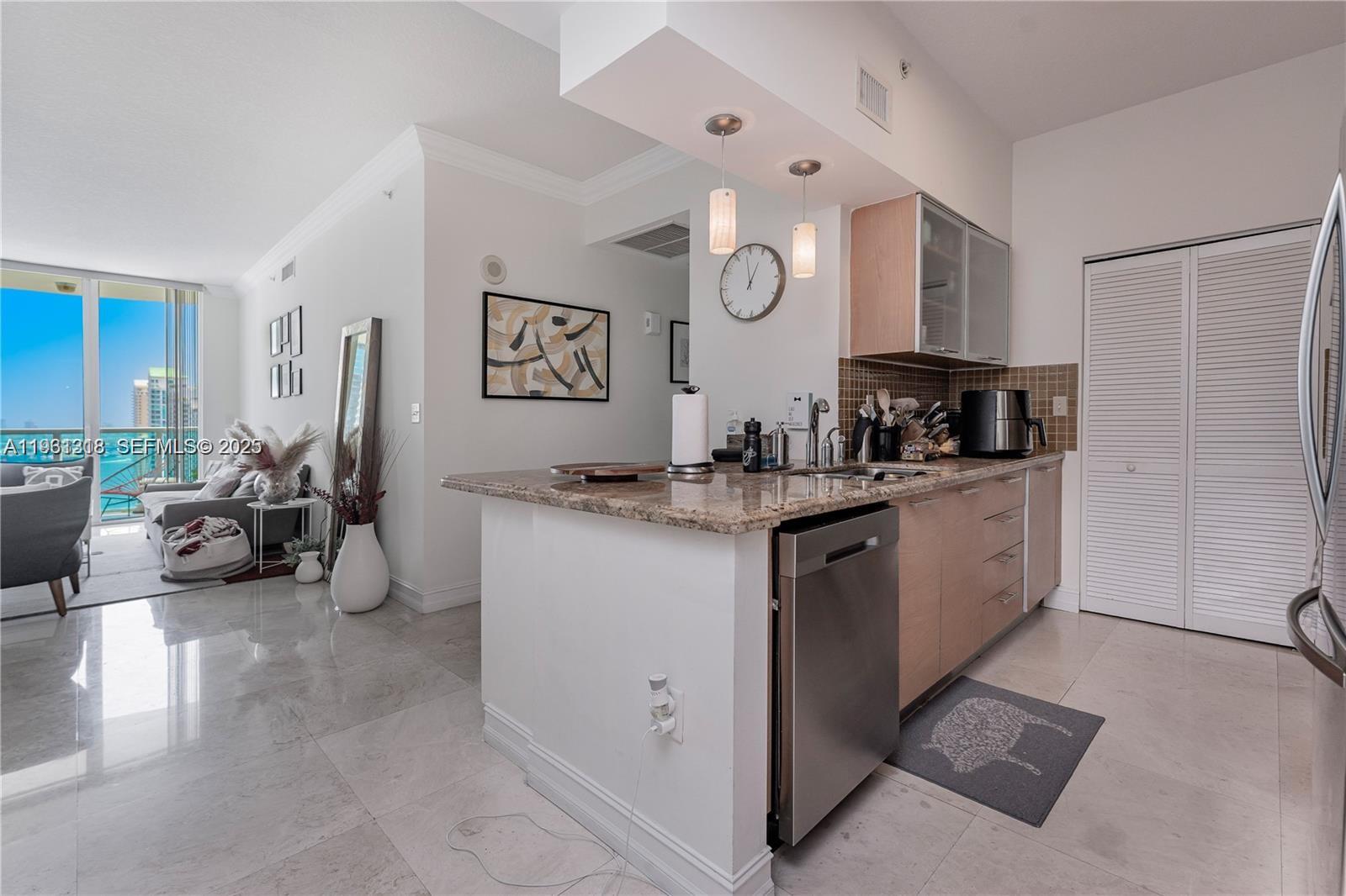 image Brickell on the River North6