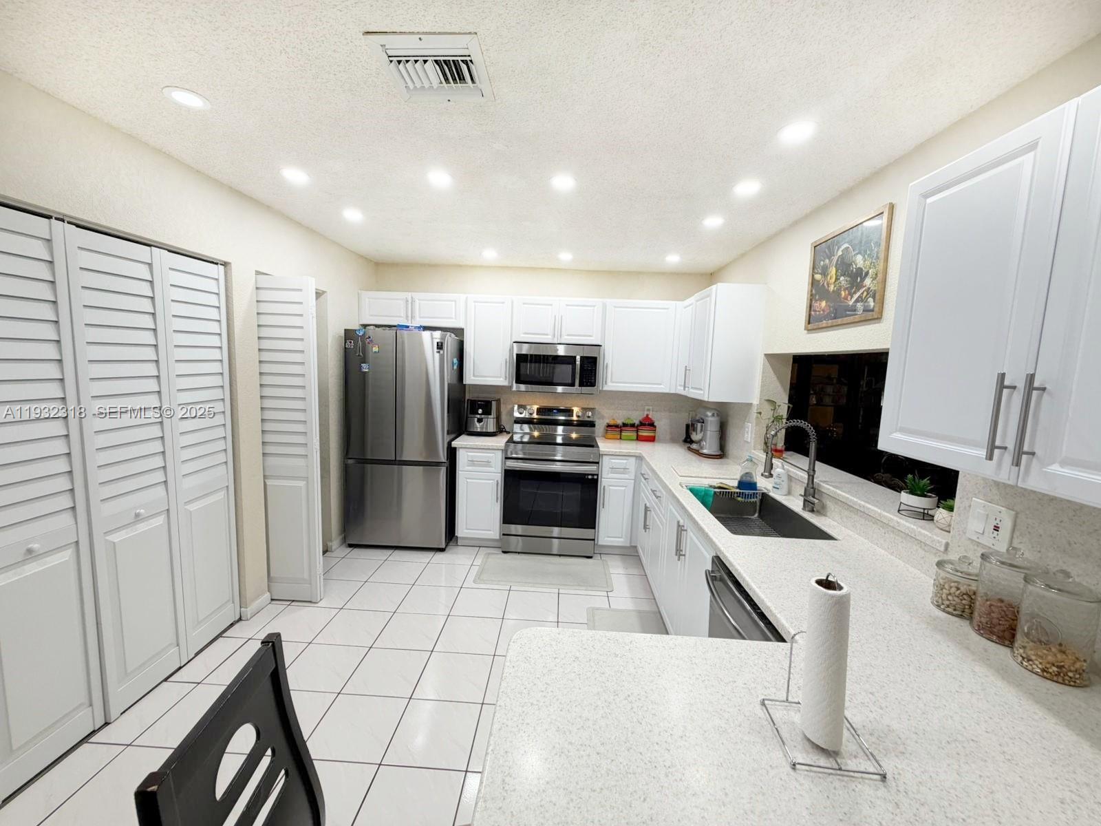 10877 NW 8th St Pembroke Pines, FL 33026