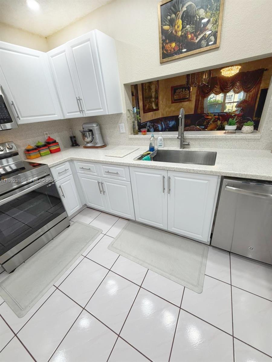 10877 NW 8th St Pembroke Pines, FL 33026