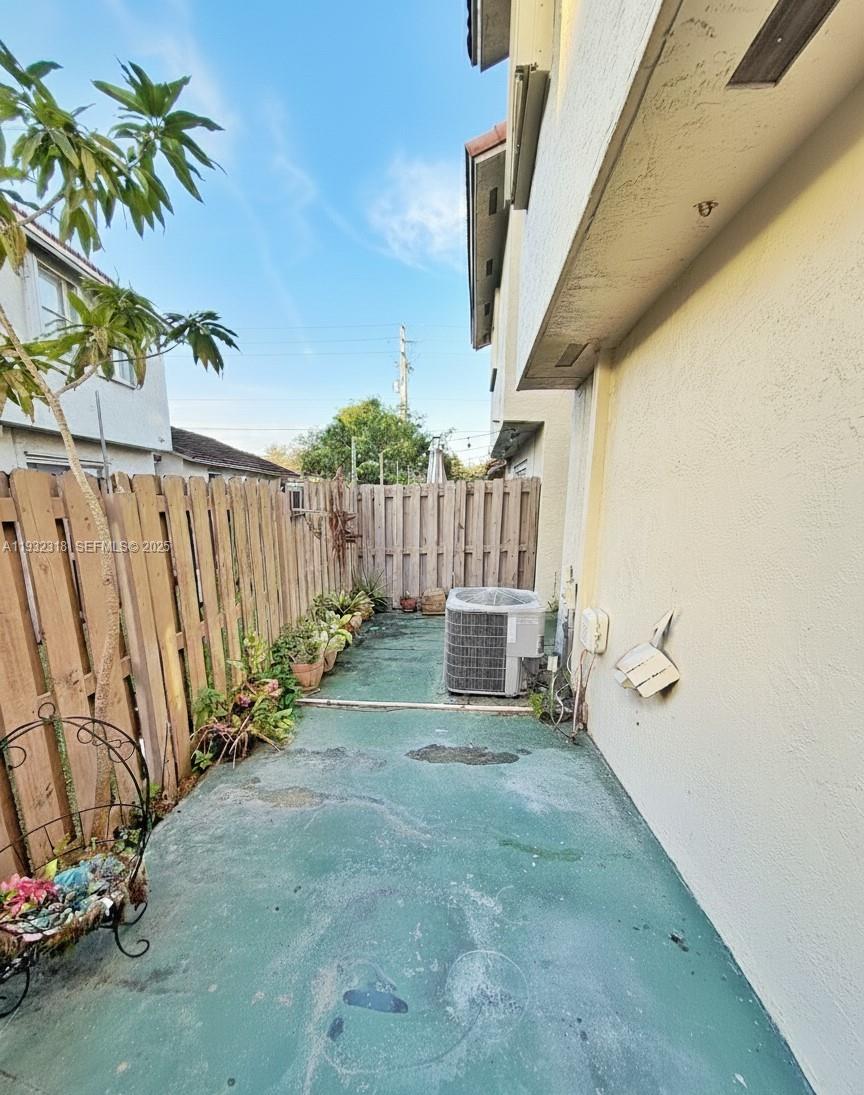 10877 NW 8th St Pembroke Pines, FL 33026