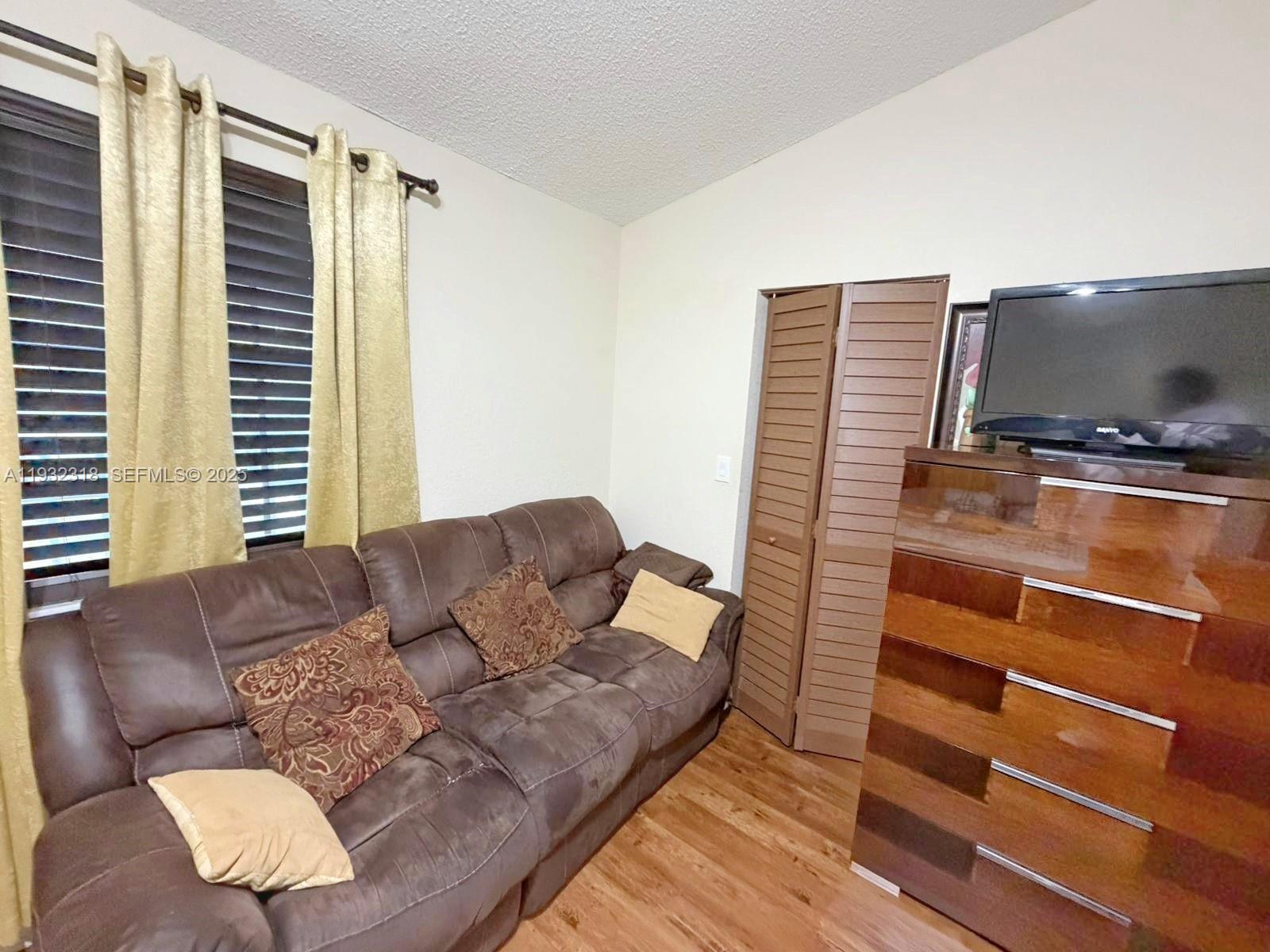 10877 NW 8th St Pembroke Pines, FL 33026