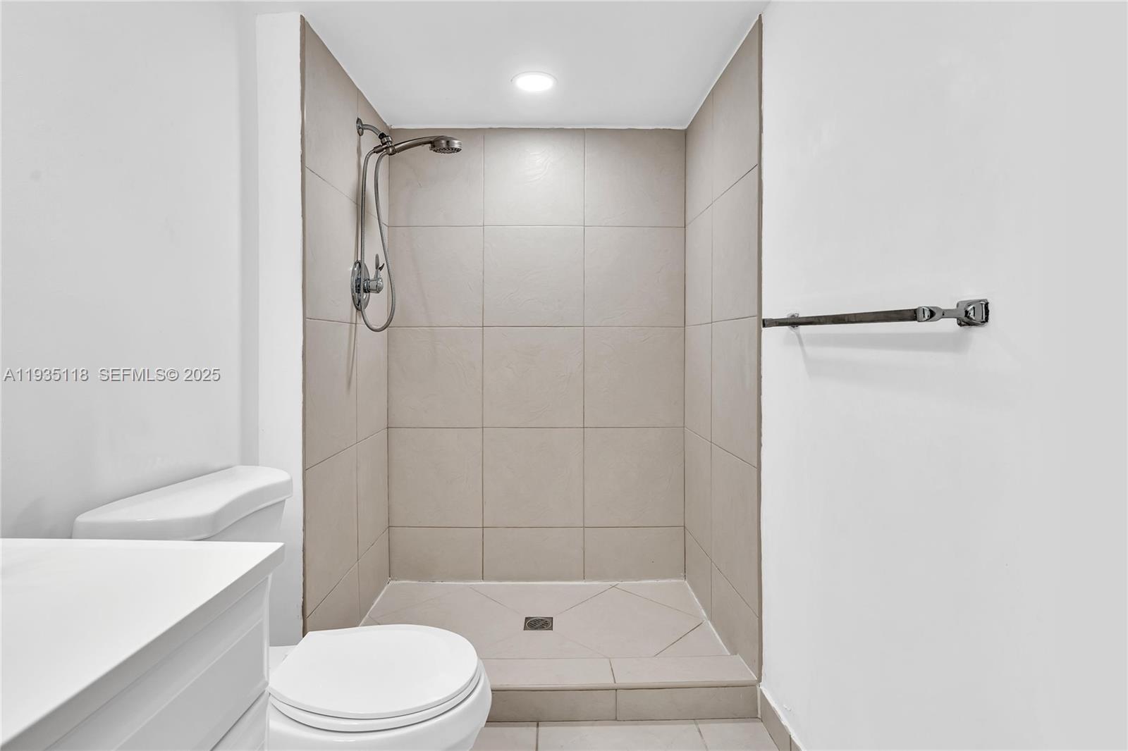 3675 N Country Clb Dr #410 Aventura, FL 33180