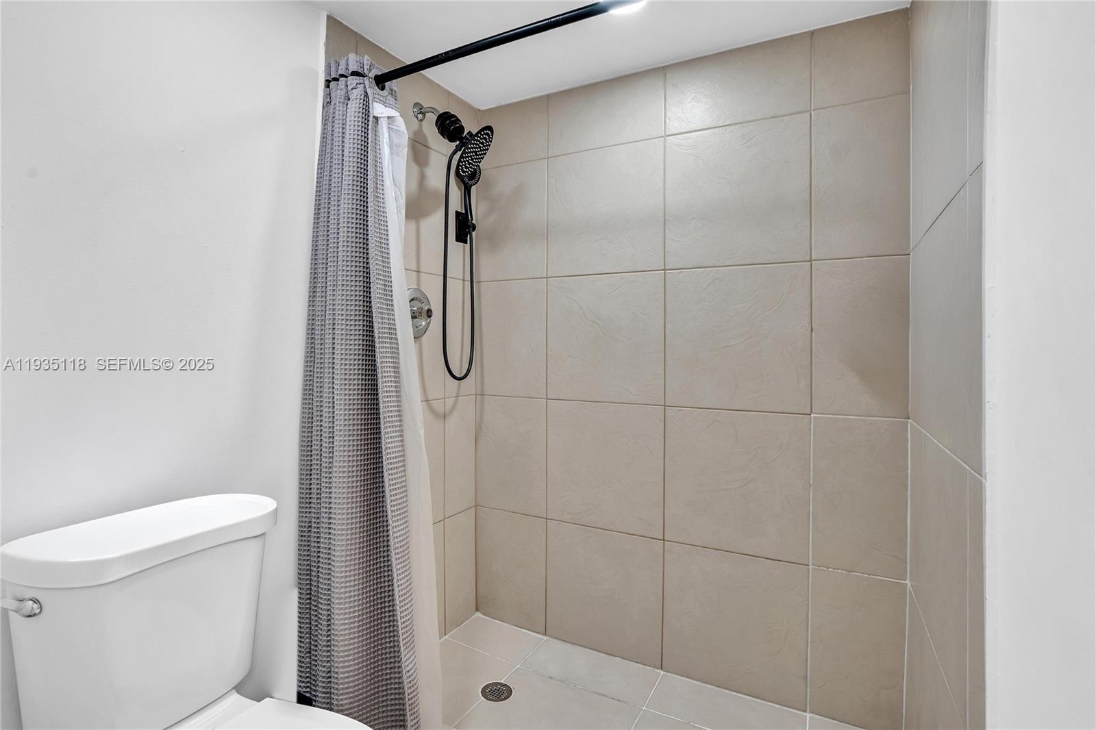 3675 N Country Clb Dr #410 Aventura, FL 33180