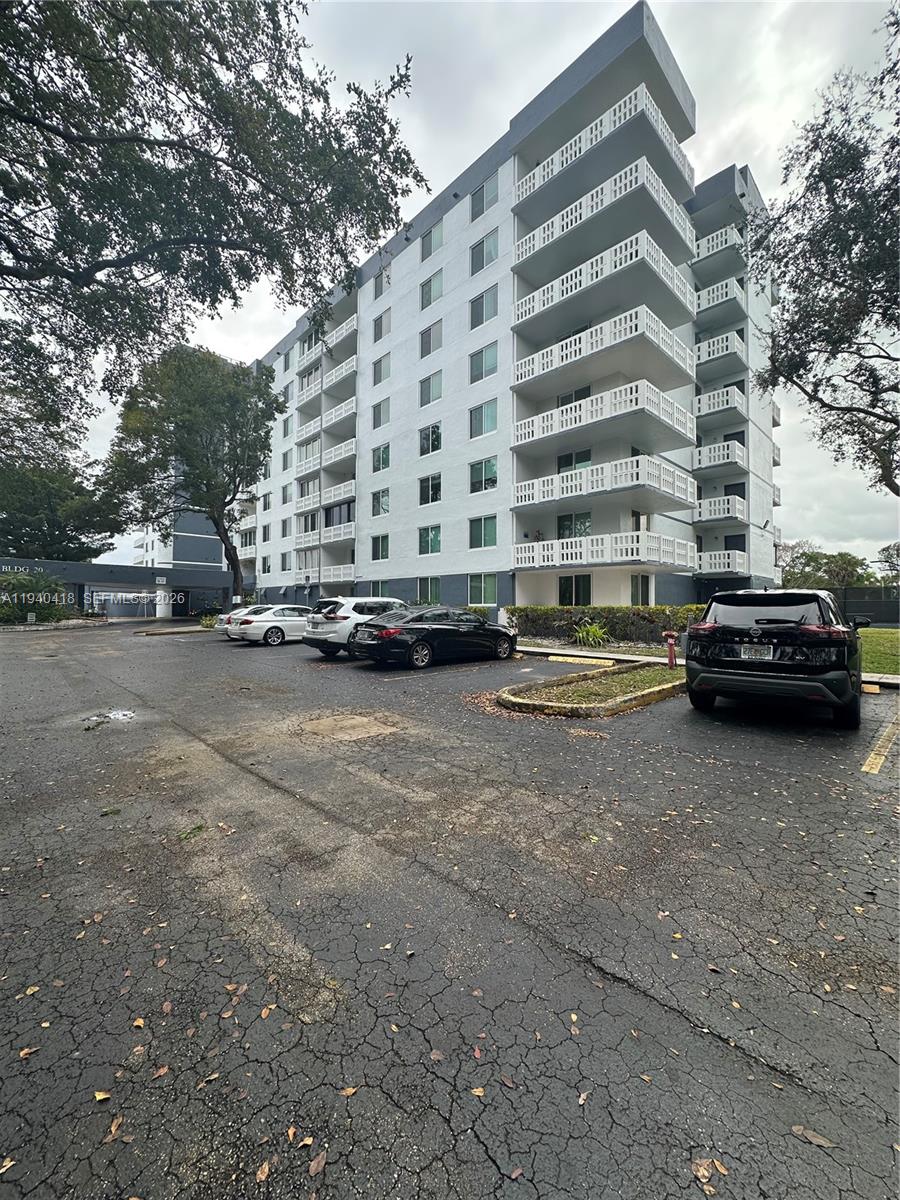 919 Hillcrest Dr #303