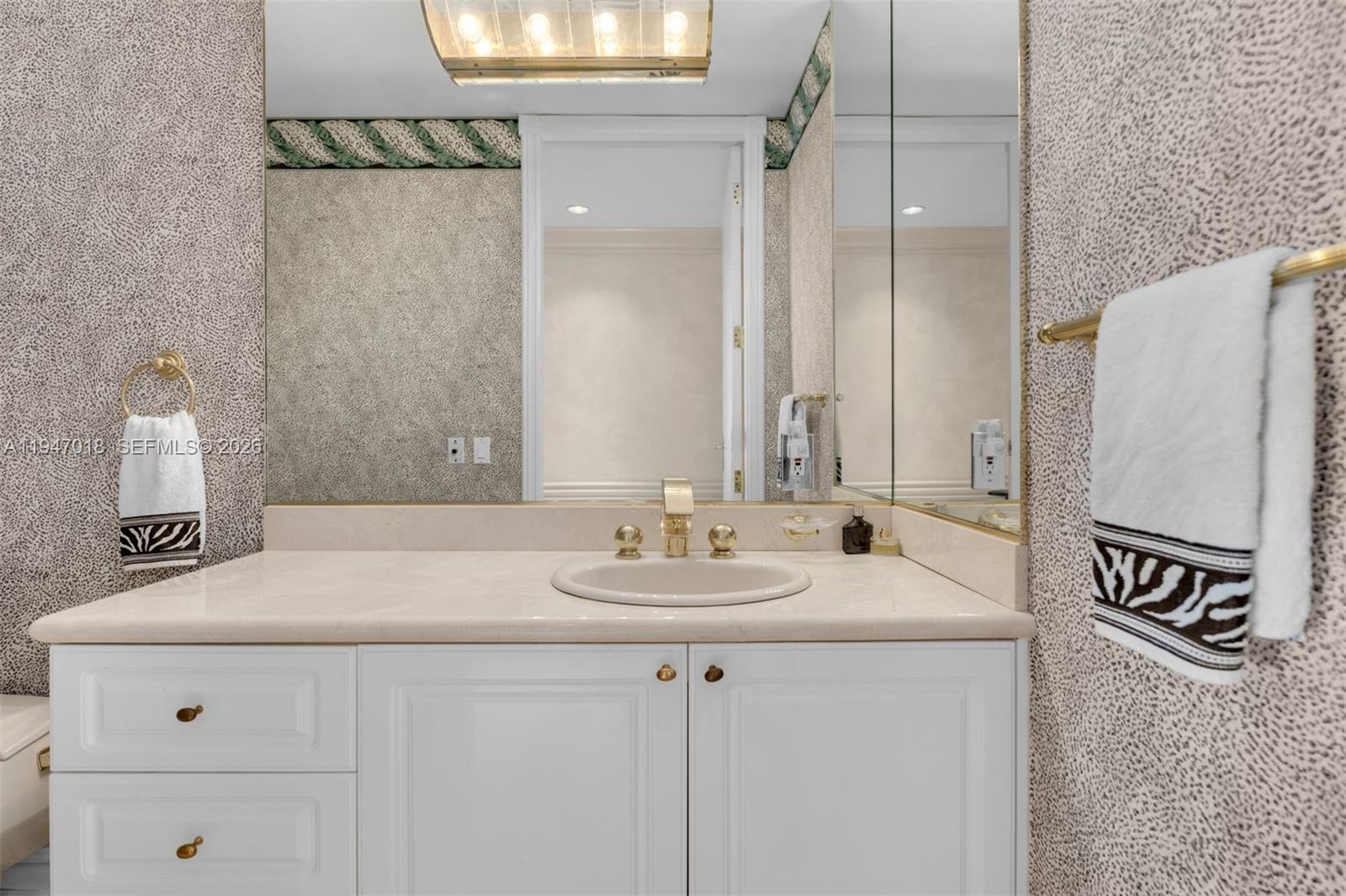 5225 Collins Ave #PH8 Miami Beach, FL 33140