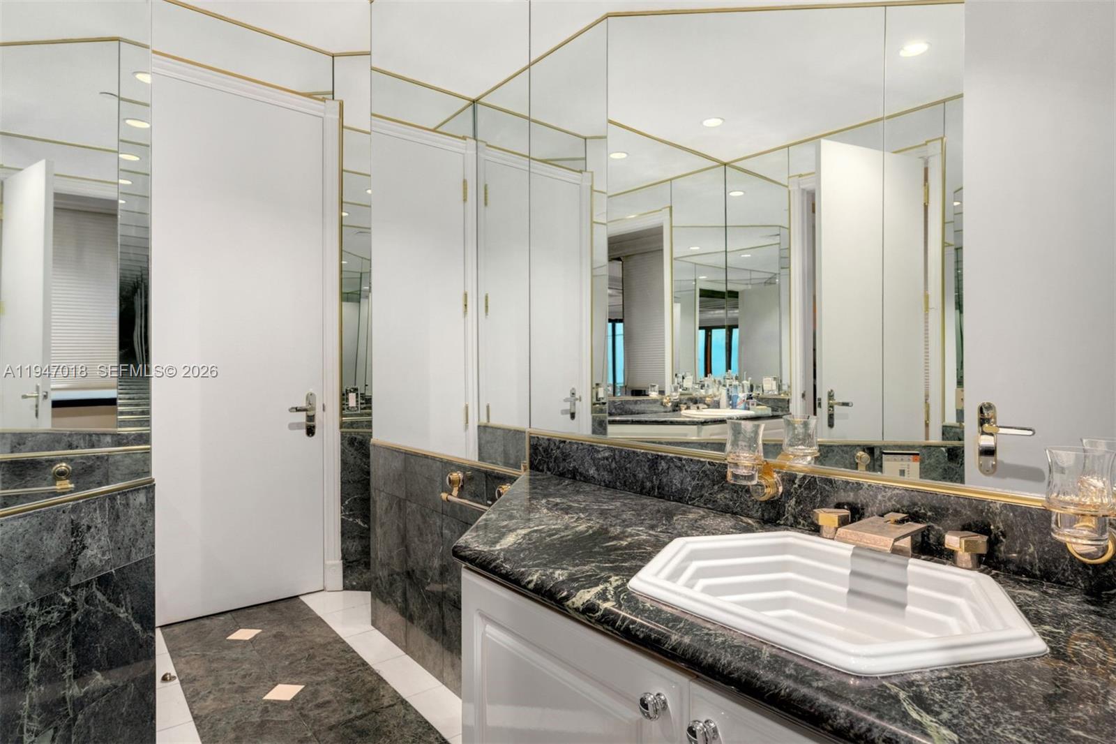 5225 Collins Ave #PH8 Miami Beach, FL 33140