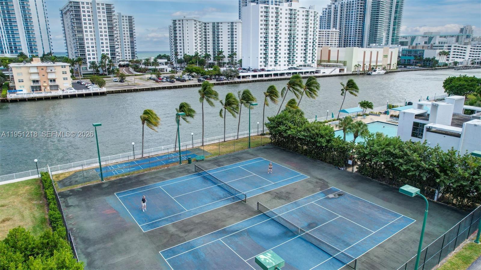 1000 Parkview Dr #806 Hallandale Beach, FL 33009