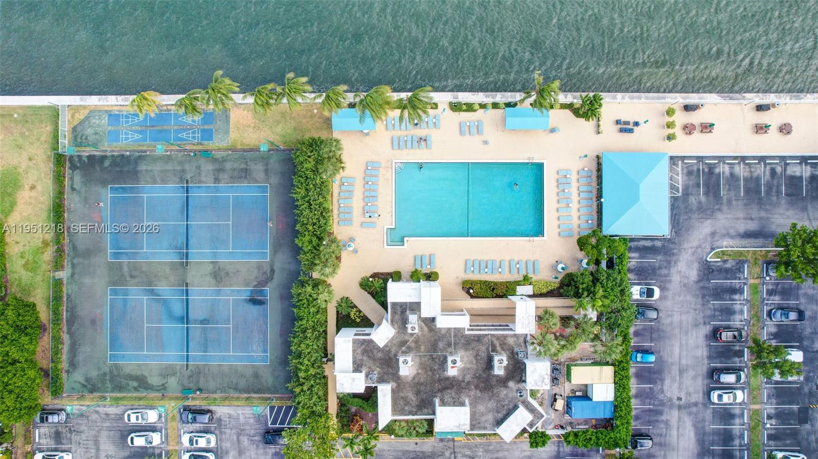 1000 Parkview Dr #806 Hallandale Beach, FL 33009