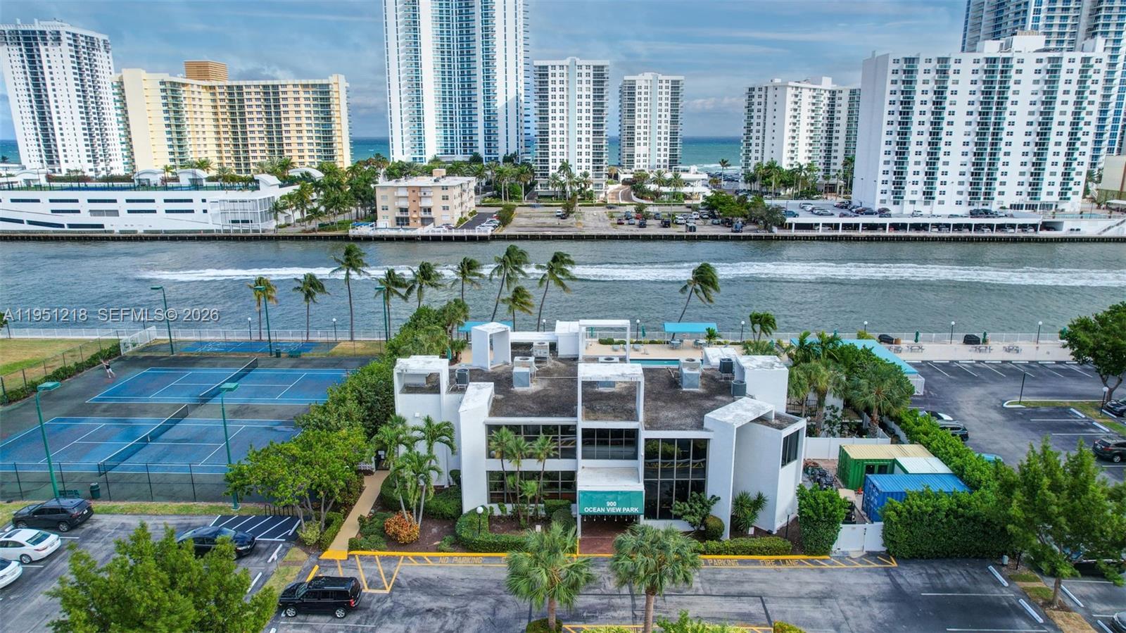 1000 Parkview Dr #806 Hallandale Beach, FL 33009