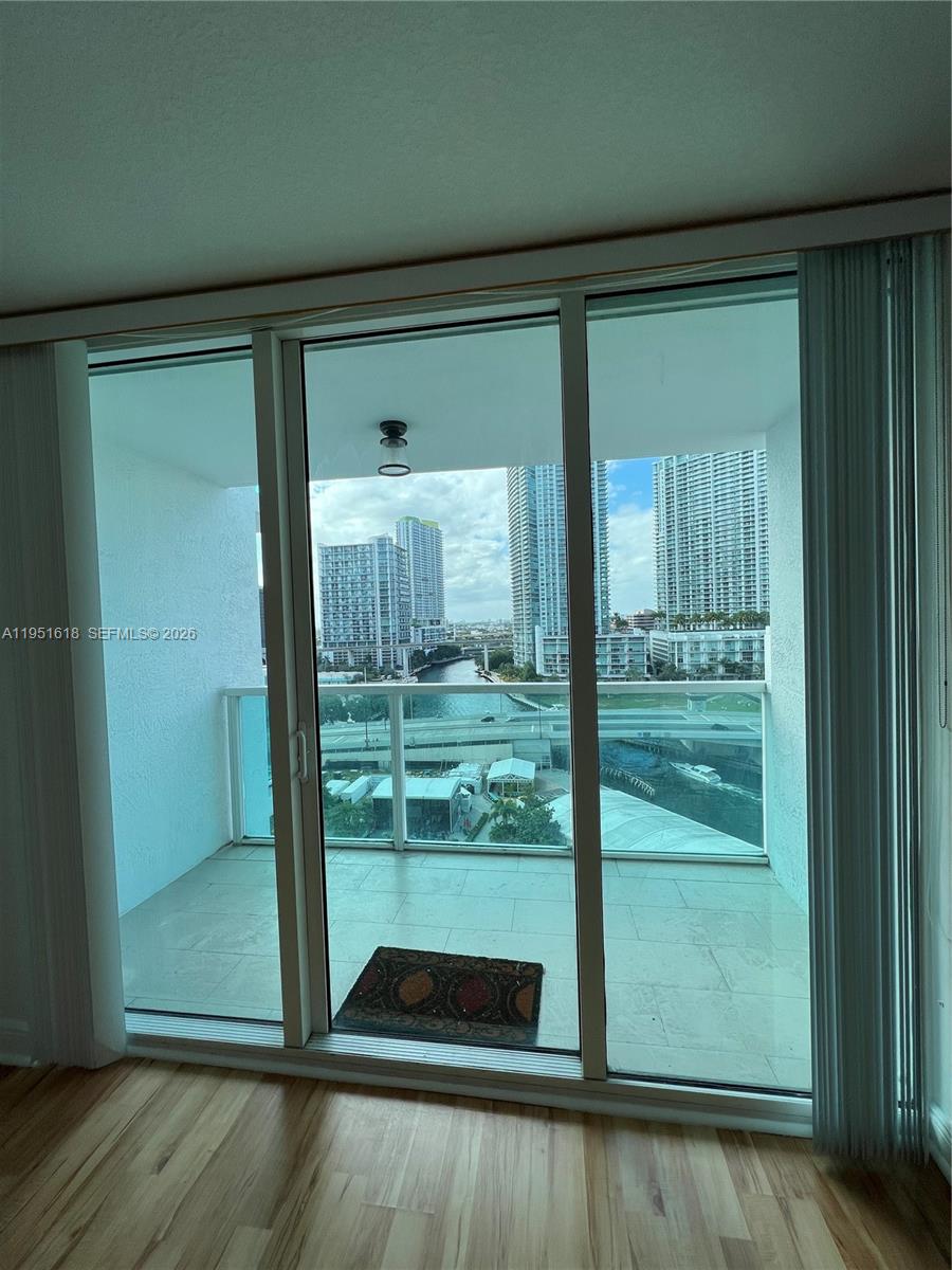 image Brickell on the River North15