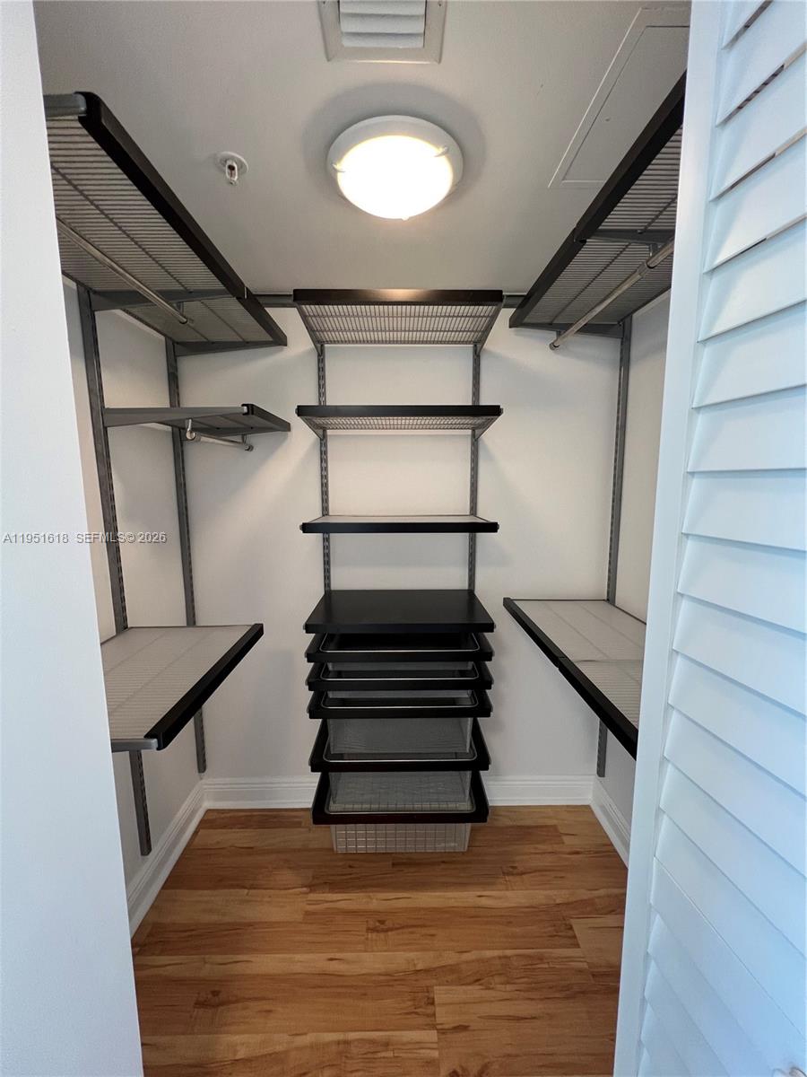 image Brickell on the River North8