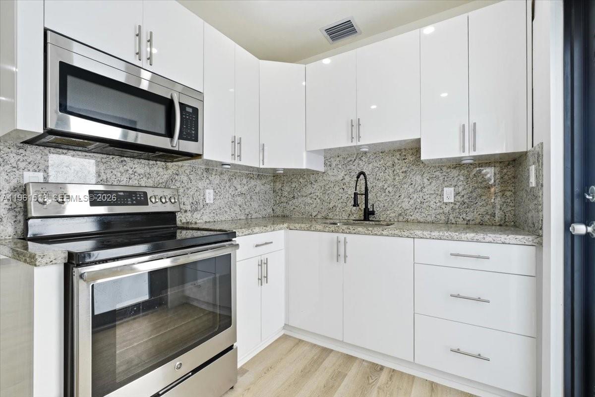 3297 SW 26th St Miami, FL 33133