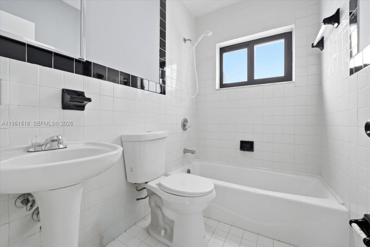 3297 SW 26th St Miami, FL 33133