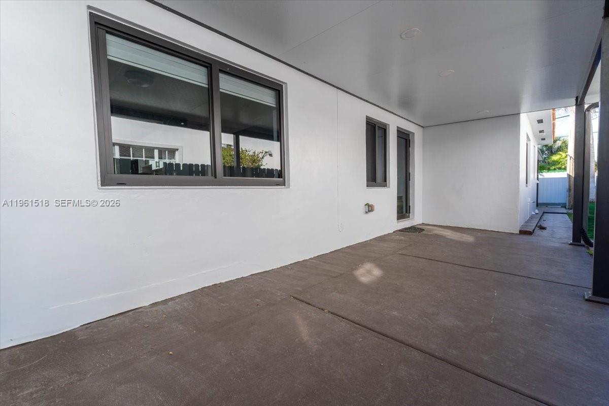 3297 SW 26th St Miami, FL 33133