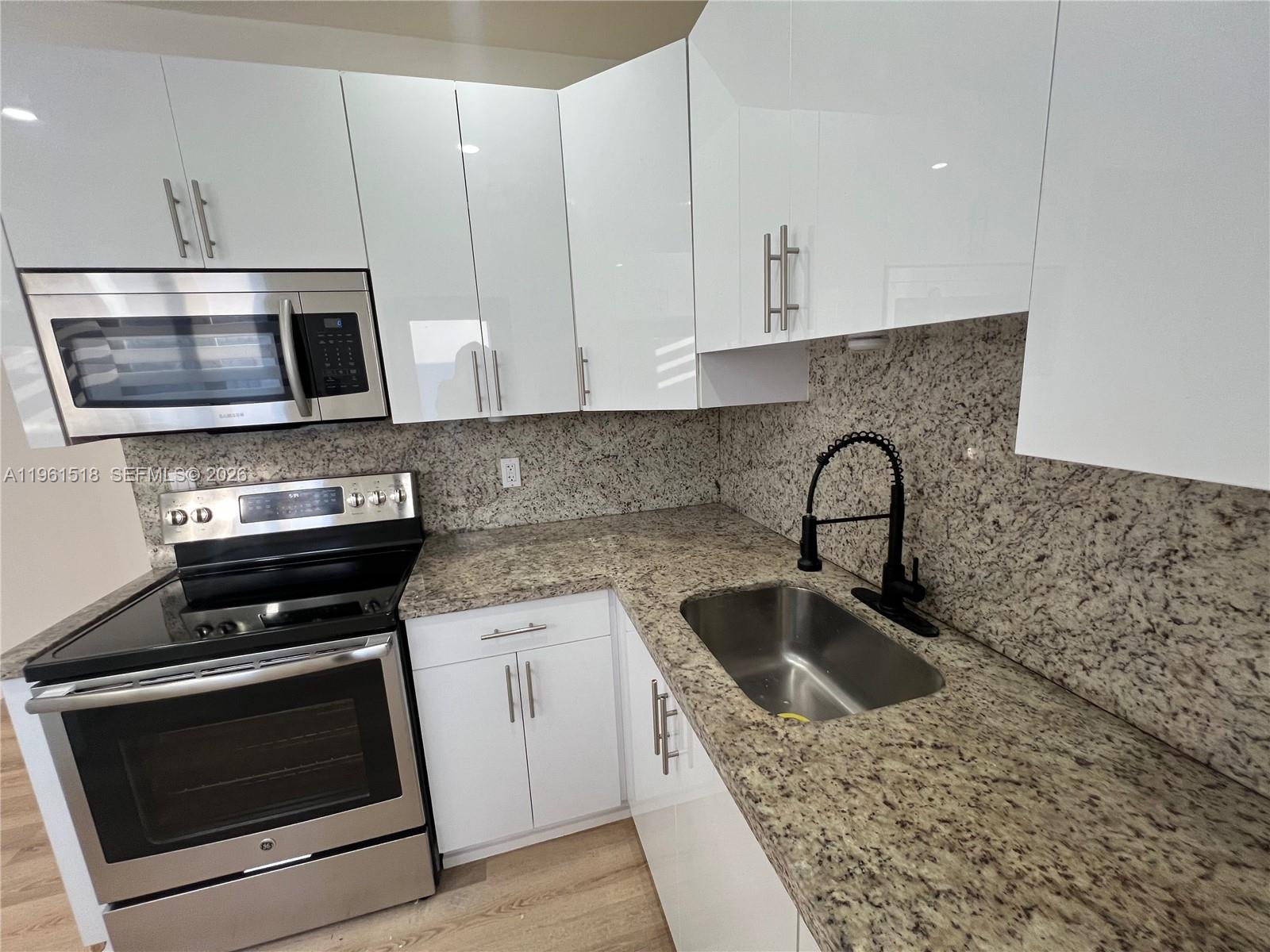 3297 SW 26th St Miami, FL 33133