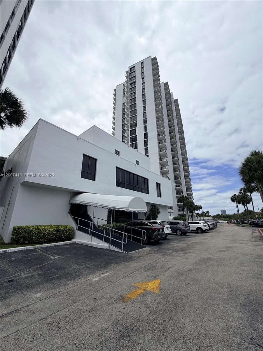 3701 N Country Clb Dr #607 Aventura, FL 33180