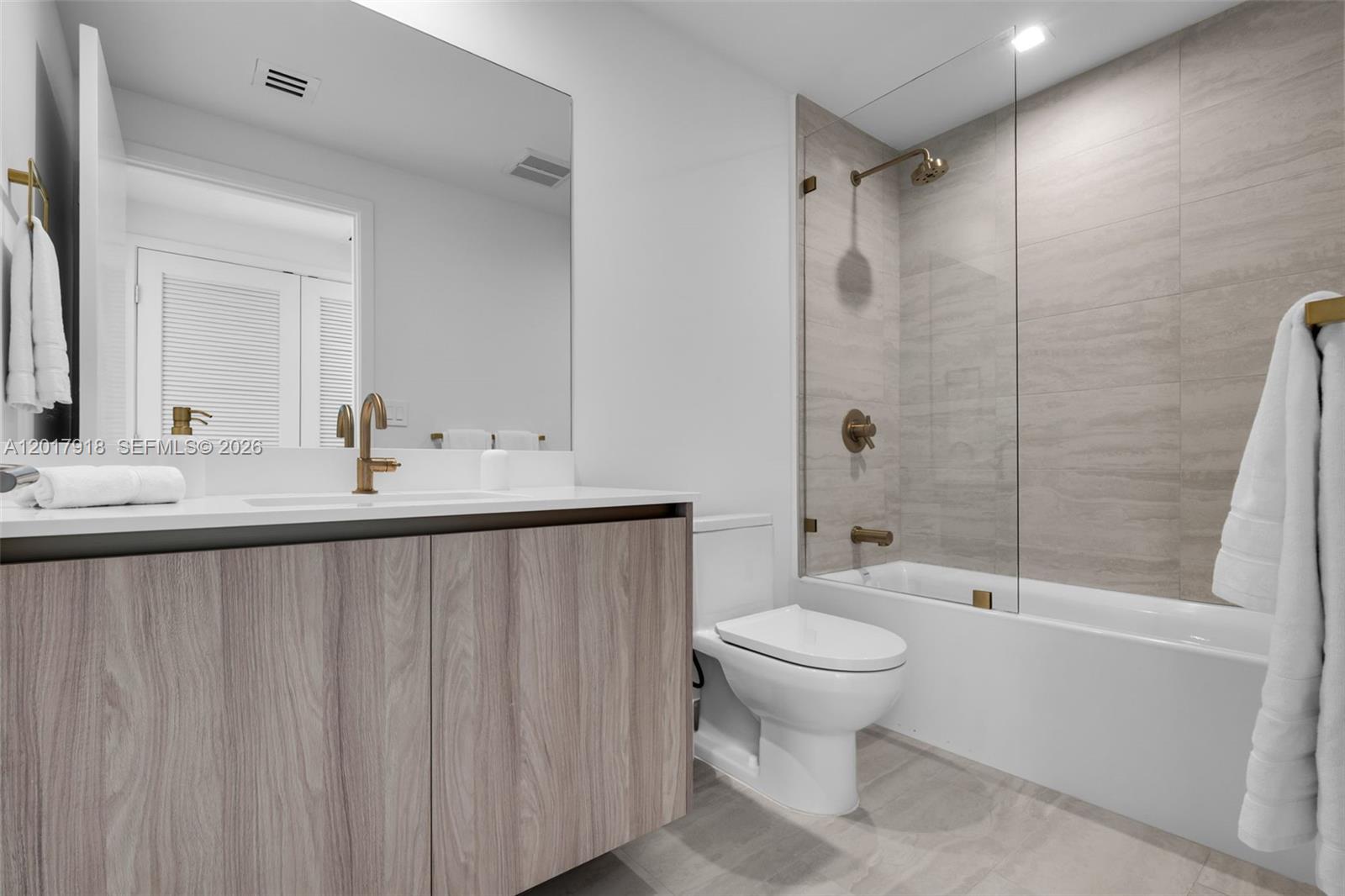 77 SE 5th #1601 Miami, FL 33131