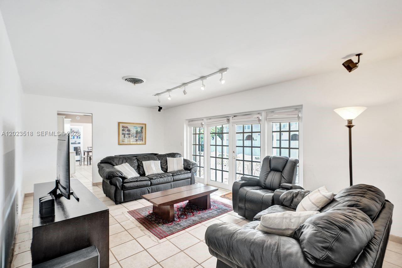 8521 SW 86th Ct Miami, FL 33143