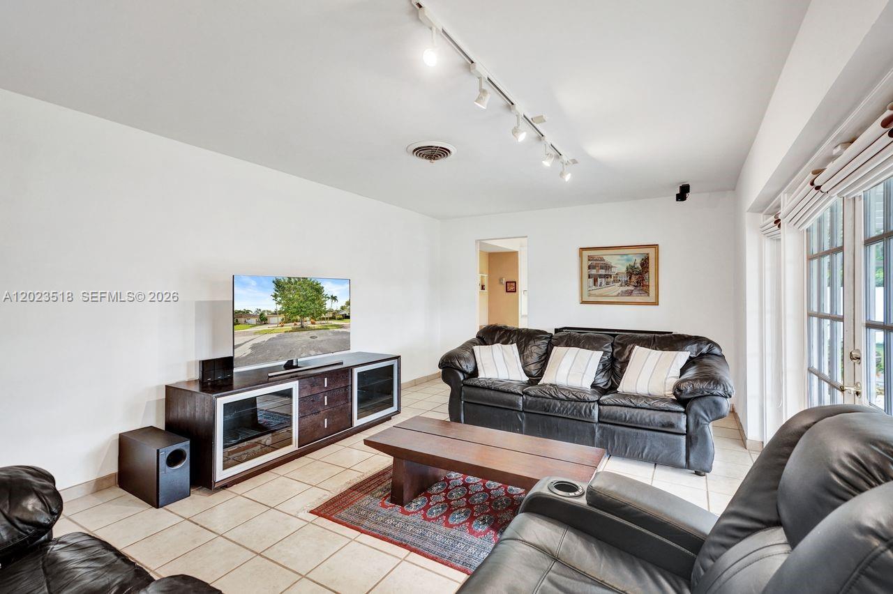 8521 SW 86th Ct Miami, FL 33143